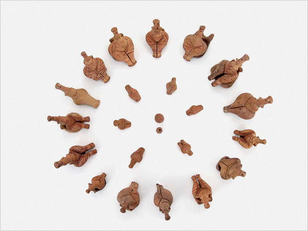 Набір з 21 фігурки та 13 стільців. Обпечена глина. Кукутені, Румунія, 4900—4750 р.р. до н. е.