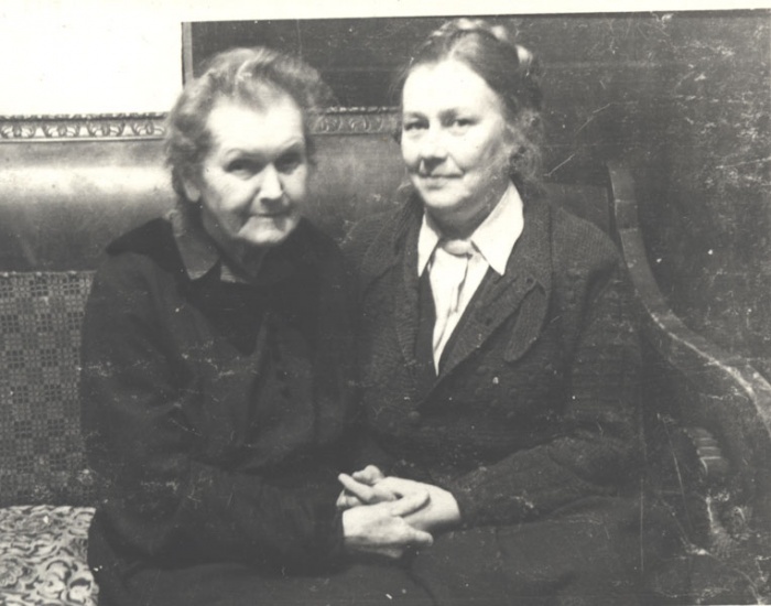 Ольга Олександрівна Грушевська (ліворуч) та Марія Олексіївна Новицька. Київ, Паньківська, 9. Кін. 1950-х рр.