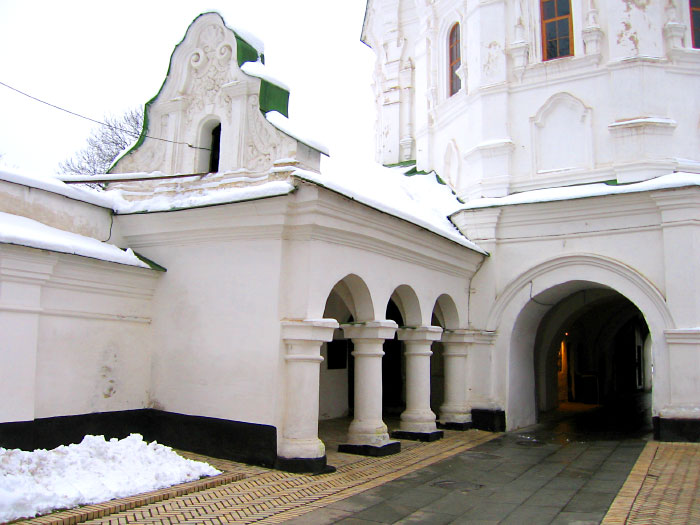 Вхід до церкви