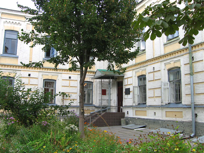 Двір монастиря