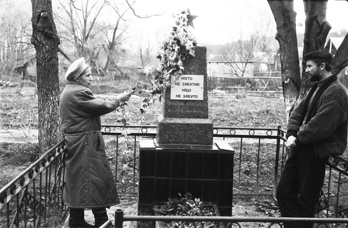 Елеонора Коваль та Анатолій Вересенко на солдатській могилі з надгробком Федора Грушевського.  Село Круглик. 27 жовтня 1998 р. Фото М.Кучеренка