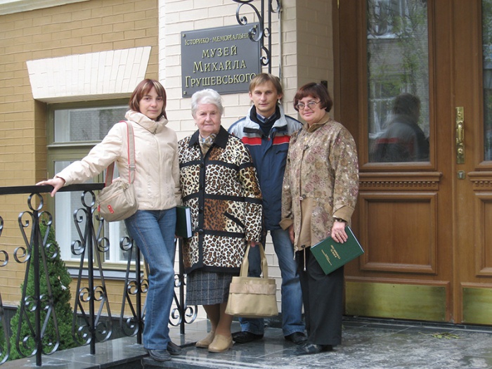 Анна Микласевич з рідними – гості нашого музею.  Київ, 29 жовтня 2006 р.