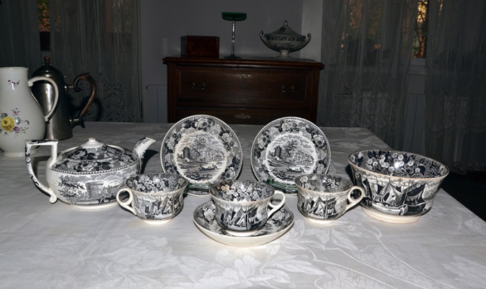 Посуд мануфактури Веджвуд з колекції родини Грушевських в ескпозиції музею. Фото 2014 р.