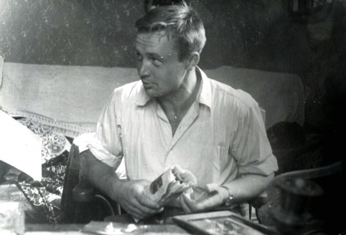Ігор Денисенко у батьковій кімнаті на Паньківській, 9. Київ. 1960-ті рр.