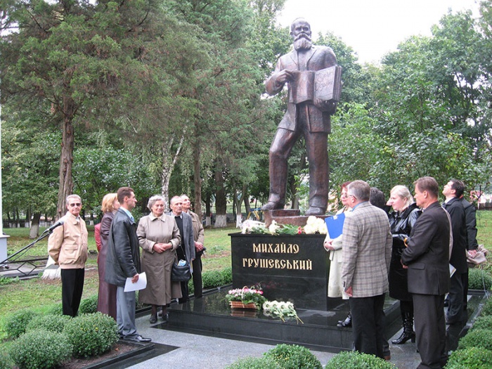 Відкриття пам’ятника Михайлові Грушевському біля школи с. Лісник.14 вересня 2008 р. Фото М.Кучеренка