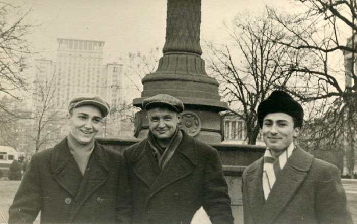 Ігор Денисенко (в центрі) з Юрієм (ліворуч) та Олесем Доріченками. Київ, площа Калініна (тепер Майдан Незалежності). Початок 1960-х рр.