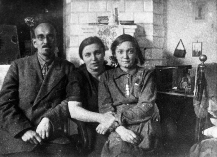 Сергій Шамрай з дружиною Валентиною і донькою Вікторією у своєму помешканні на Паньківській, 9 після першого заслання. 1936 р.