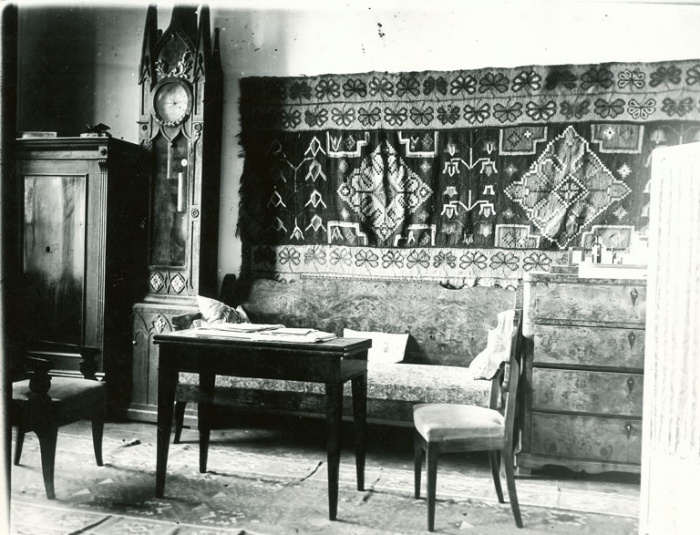 Інтер'єр домашнього робочого кабінету Михайла Грушевського на Паньківській, 9. Київ, кінець 1929 р.
