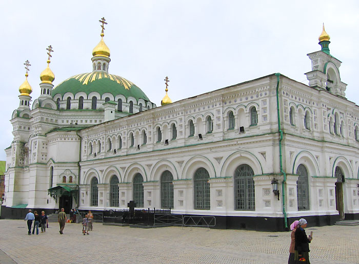 Трапезна церква з палатою