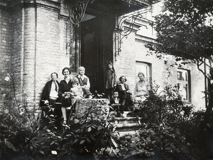 Мешканці будинку на Паньківській, 9. Крайня праворуч — Ольга Олександрівна Грушевська. Близько 1928 р.