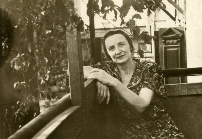 Безручко-Денисенко Марія Іванівна на балконі свого помешкання по вулиці Володимирській, 79-б, кв. 4. Між 1948 − 1955 рр.