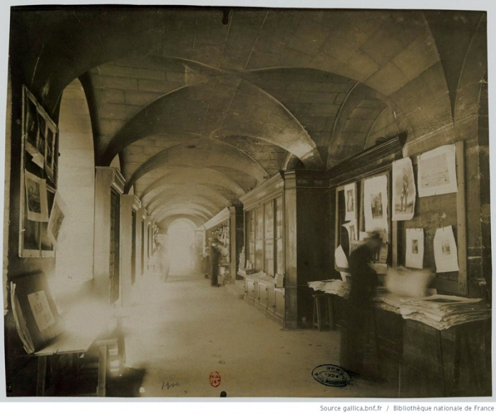 Галерея в аркаді Театру «Одеон» поруч з готелем Corneille. Фото 1899-1900 рр. Джерело:http://gallica.bnf.fr/